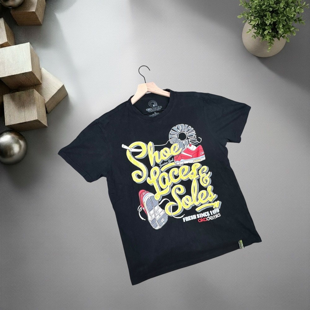 Akademiks Mens Black‎ Shoe Laces & Soles Graphic T-Shirt Y2K Vintage Large